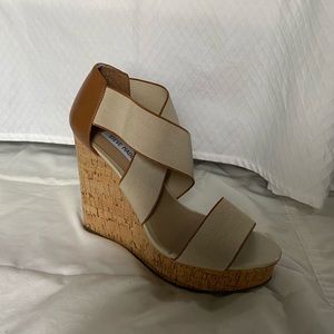 Steve Madden tan wedges